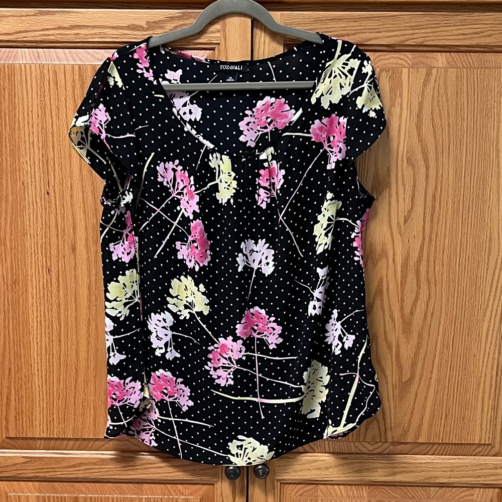 Roz & Ali Black Floral Cap Sleeve Blouse, Good condition, Size XL